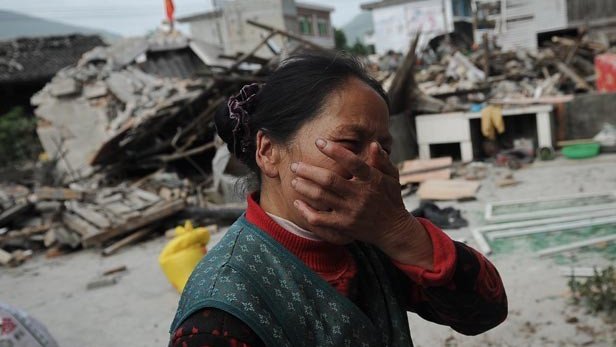 Suman 152 víctimas por sismo en China