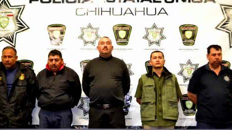 Policías de Rosales son presentados como miembros de célula criminal 