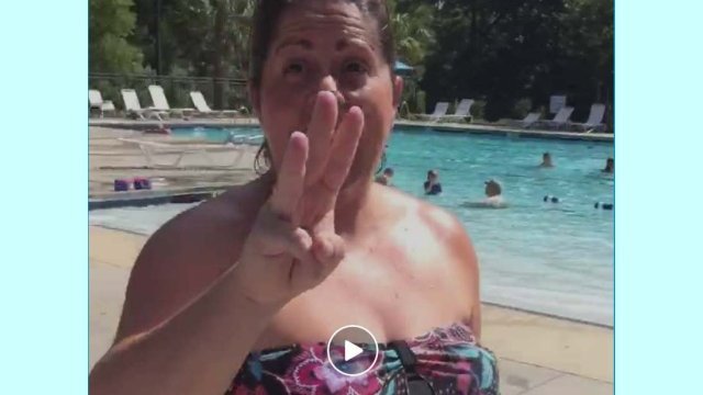 Mujer blanca golpea y acosa verbalmente a un adolescente afroamericano en una piscina
