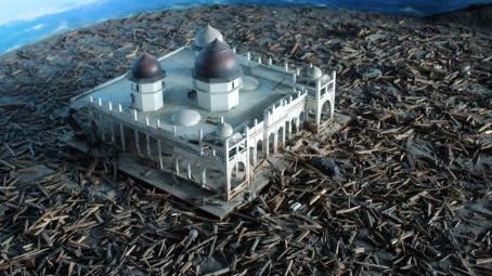 Miles rezan en mezquita indonesa a una década del tsunami