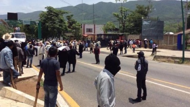 Indígenas realizan bloqueo en carretera en Chiapas