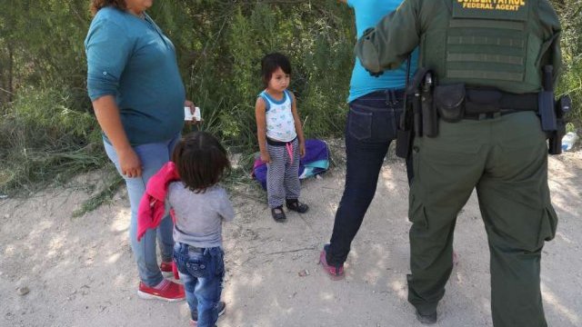 Arrestos de familias migrantes en frontera subieron 290% desde octubre