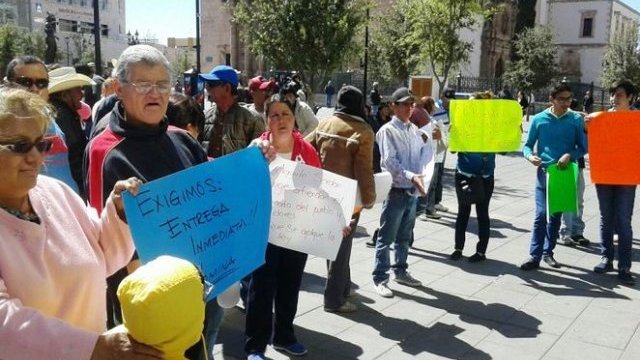 Se manifiestan ante el Congreso contra el alcalde de Aquiles Serdán