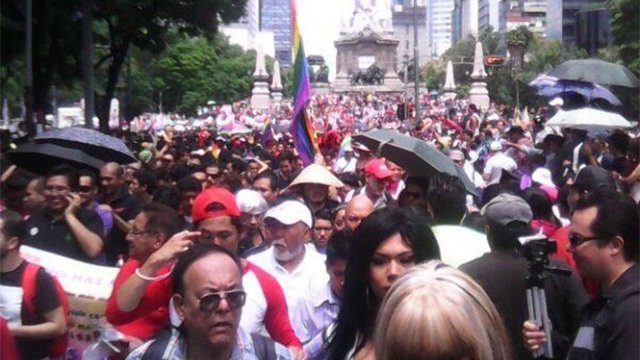 Avanza la Marcha del Orgullo Lésbico-Gay en el D.F.
