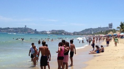 Viola comando a 7 turistas españolas en Acapulco