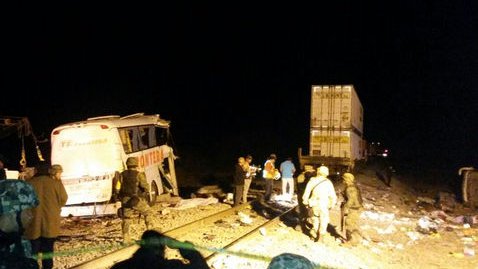 Suman 20 muertos por choque de autobús y tren en Anáhuac