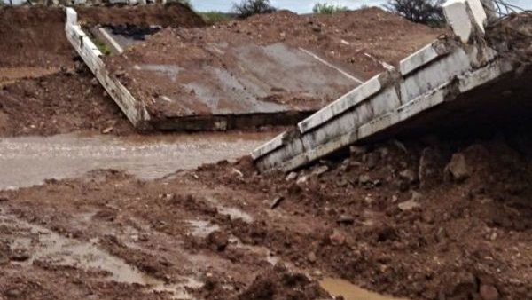 Colapsa puente por intensas lluvias en la carretera Chihuahua-Parral