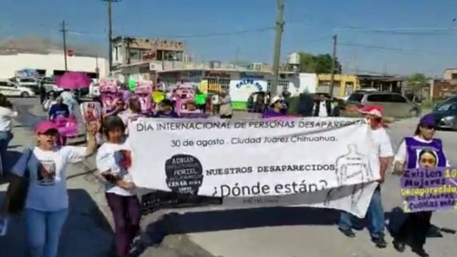 Marchan en Juárez familias de mujeres desaparecidas