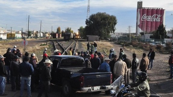 Impiden barzonistas el paso del tren en Cuauhtémoc
