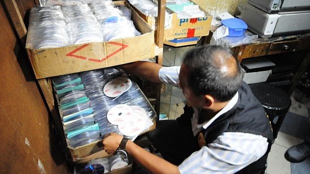 Aseguran en Juárez un laboratorio de discos piratas