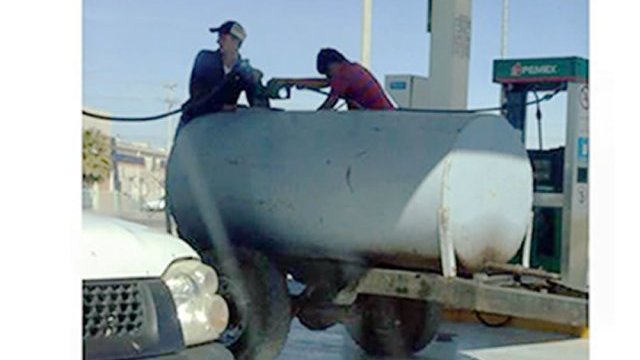 No sólo barzonistas, ahora también menonitas viajan a la frontera a cargarse de gasolina 
