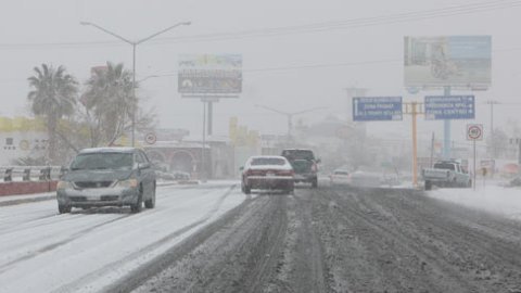Cierran dos tramos carreteros por nevadas en el estado