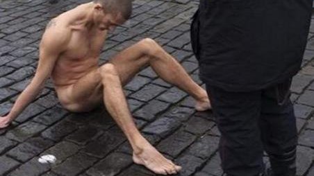 Clava un ruso sus genitales en la Plaza Roja, en protesta