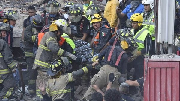 Suman al menos 142 muertos tras terremoto en México; continúan los rescates