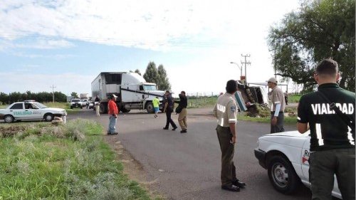 Choque entre trailer y camioneta mata a mujer 