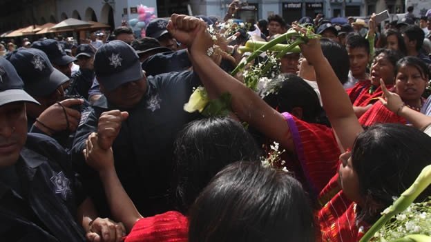Indígenas triquis se enfrentan con policías de Oaxaca tras muerte de bebé