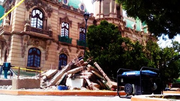 Protesta historiador por destrucción de fuente y banquetas en el Paseo Bolívar