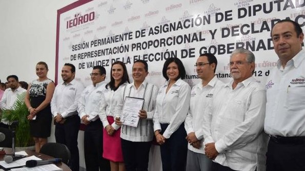 Carlos Joaquín recibe constancia como gobernador de Quintana Roo