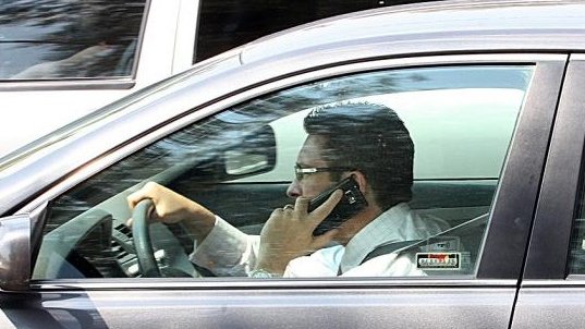 Buscan endurecer penas por uso de celular al volante