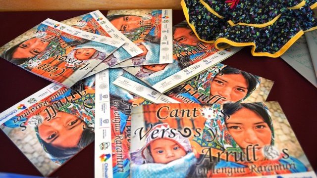 Reparten miles de libros en lenguas autóctonas, en Chihuahua