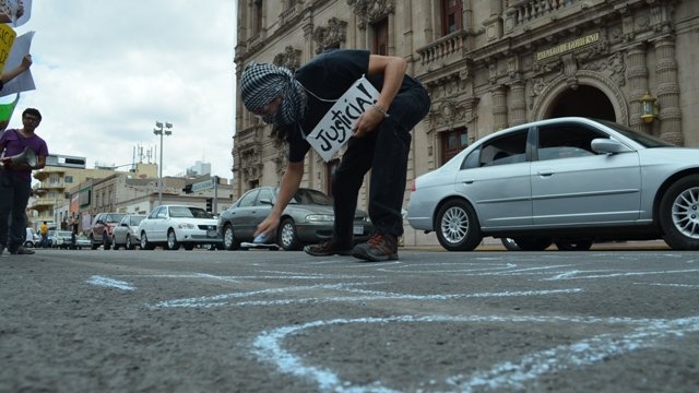 Se manifiesta #Yosoy132-Chihuahua frente a palacio