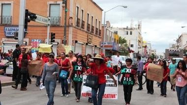 Se manifiesta la CNTE durante desfile del 16