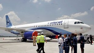Avión de Interjet choca con pasillo telescópico; no hay heridos