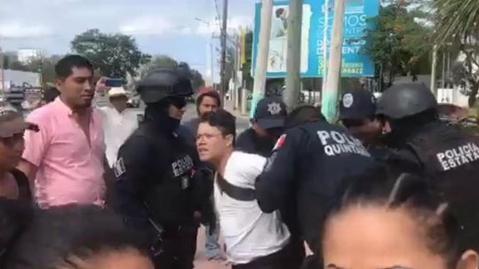 Denuncia: policías de Chetumal arrestan a maestro y estudiantes por colectar