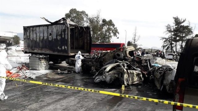 Suman 19 muertos por choque en caseta en la México-Puebla