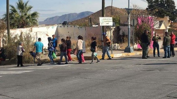 Vecinos cierran calles de la colonia Lealtad, exigen ruta de camión