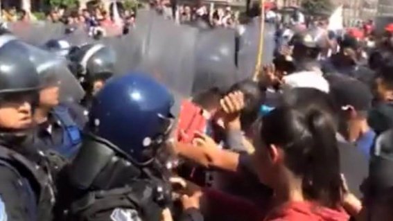 Gobierno de Miguel Ángel Mancera reprime manifestación en la CDMX