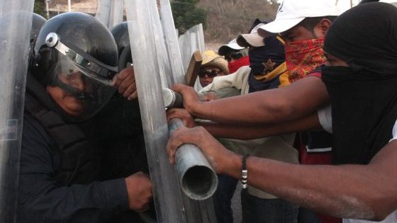 Peña Nieto hace una demostración de fuerza frente a los maestros