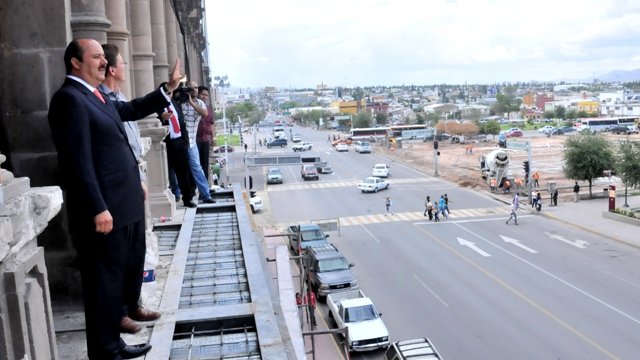 A marchas forzadas balcón monumental; Duarte supervisa
