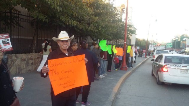 Antorchistas de Juárez se manifiestan en cadena humana para denunciar a SEGOB 