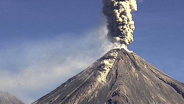 Volcán de Fuego de Colima lanza exhalación de un Km y cae ceniza