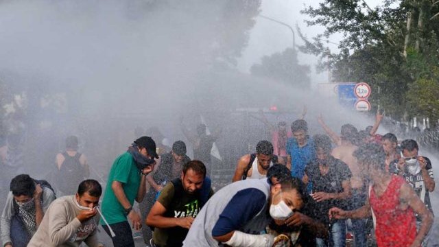 Usan en frontera húngara gas pimienta para repeler a refugiados