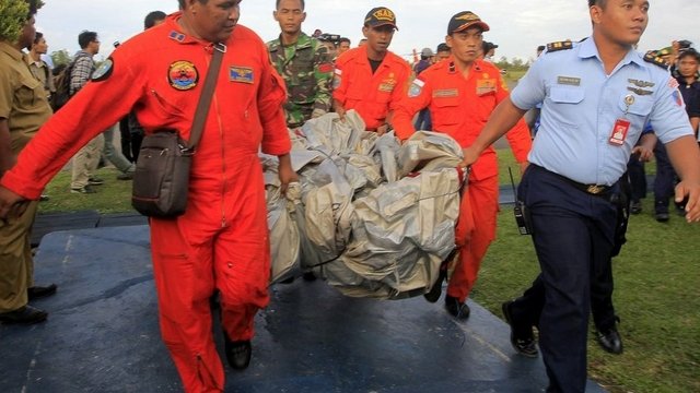 Ya han recuperado 16 cadáveres del avión de AirAsia