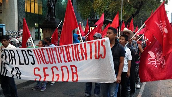 A 17 días de plantón en Segob, poblanos realizan marcha nocturna sobre Reforma