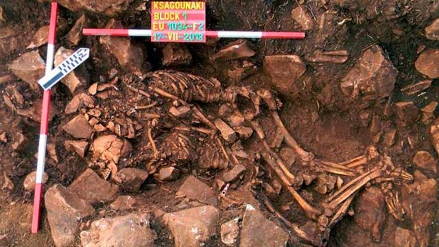 Tras 5 mil 800 años, descubren dos esqueletos estrechamente abrazados