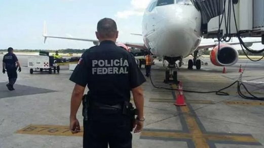 Aseguran cocaína oculta dentro de avión en Cancún