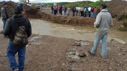 Se desborda presa en Parral; daña construcción de puente