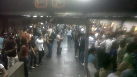 Colapsa la Línea 2 del Metro; afecta a 17 mil usuarios