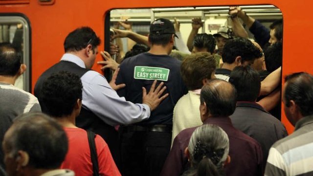 Joven cae por empujones al Metro; muere electrocutada