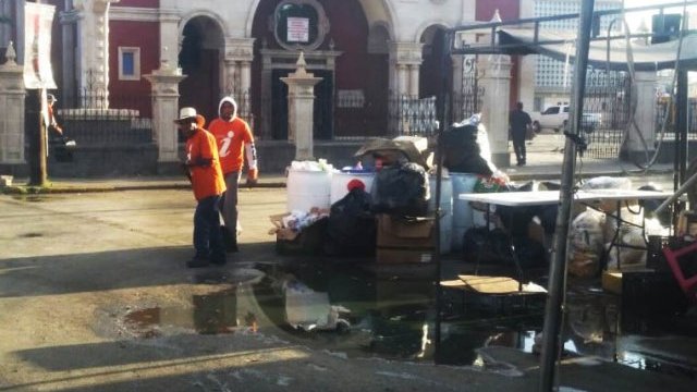 Retiran 31 toneladas de basura afuera de templo en Juárez