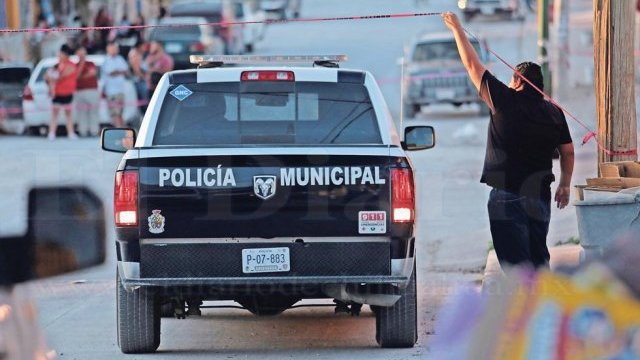 Ejecutan a una mujer dentro de un auto con placas de Texas, en Juárez