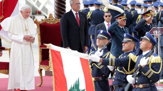 El Papa llega a un Líbano azotado por la guerra siria y las protestas