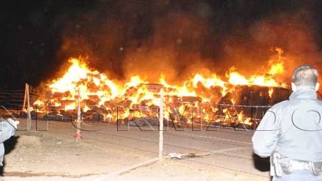 Incendio consumió cientos de pacas de pastura en granja