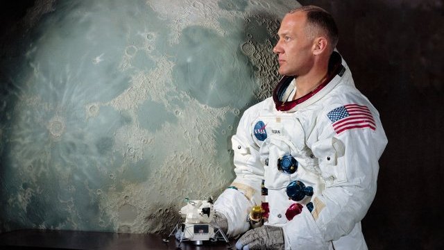 Astronautas ponen en ridículo a rapero que asegura que la Tierra es plana