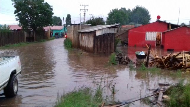 Por las lluvias, presón desbordado causa inundación en Guachochi