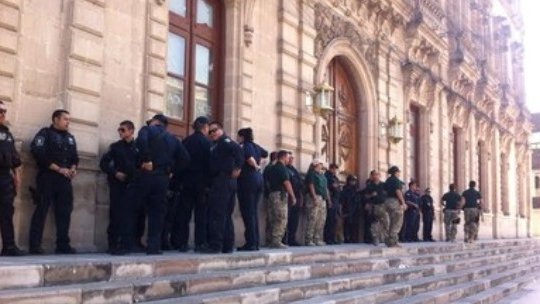 Anti motines y policías estatales custodian el Palacio de Gobierno